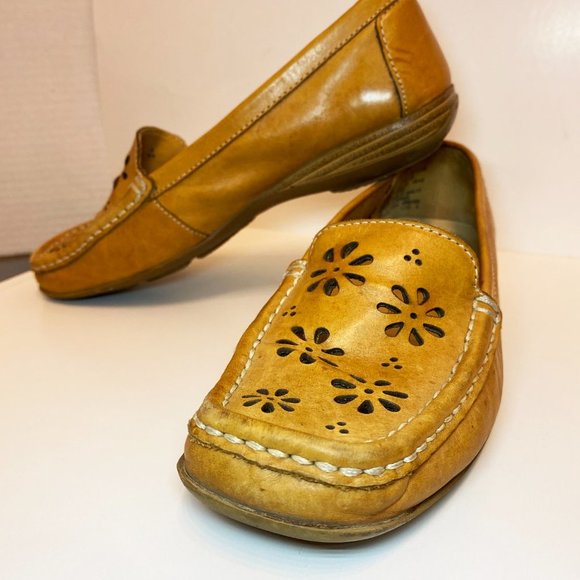 Leather Tan Loafers Slip-on Shoes Floral sz 6 - Picture 3 of 7